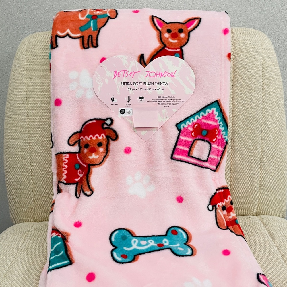 NEW Betsey Johnson Pink‎ Holiday Dog Plush Throw Blanket Christmas Gingerbread